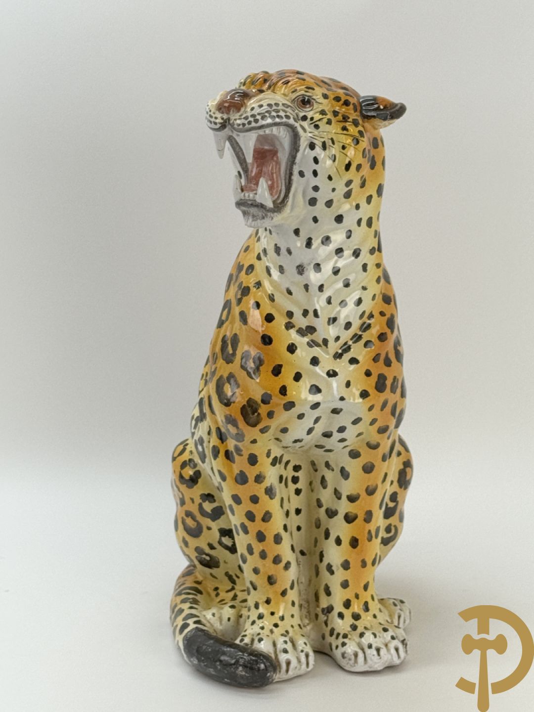 Vintage luipaard in meerkleurig geglazuurde faience met opengesperde bek