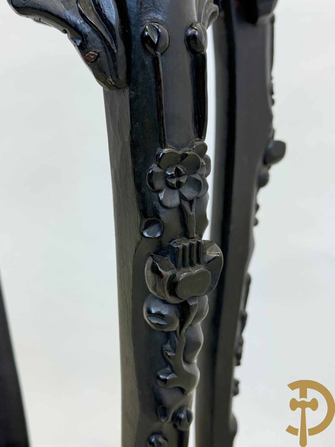 Hardhouten achthoekige rozehouten Chinese beeldenstaander met gesneden bloemenmotieven