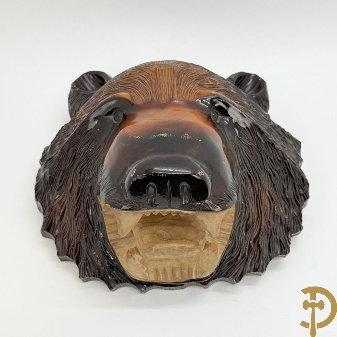 Houtgesculpteerde en gepatineerde beer, gesigneerd met Japanse tekens