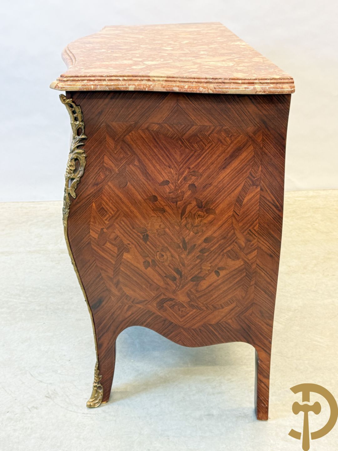 Notelaren gegalbeerde drieladencommode met bloemenmarquetterie en bezet met bronzen ornamenten, bovenaan met marmeren blad