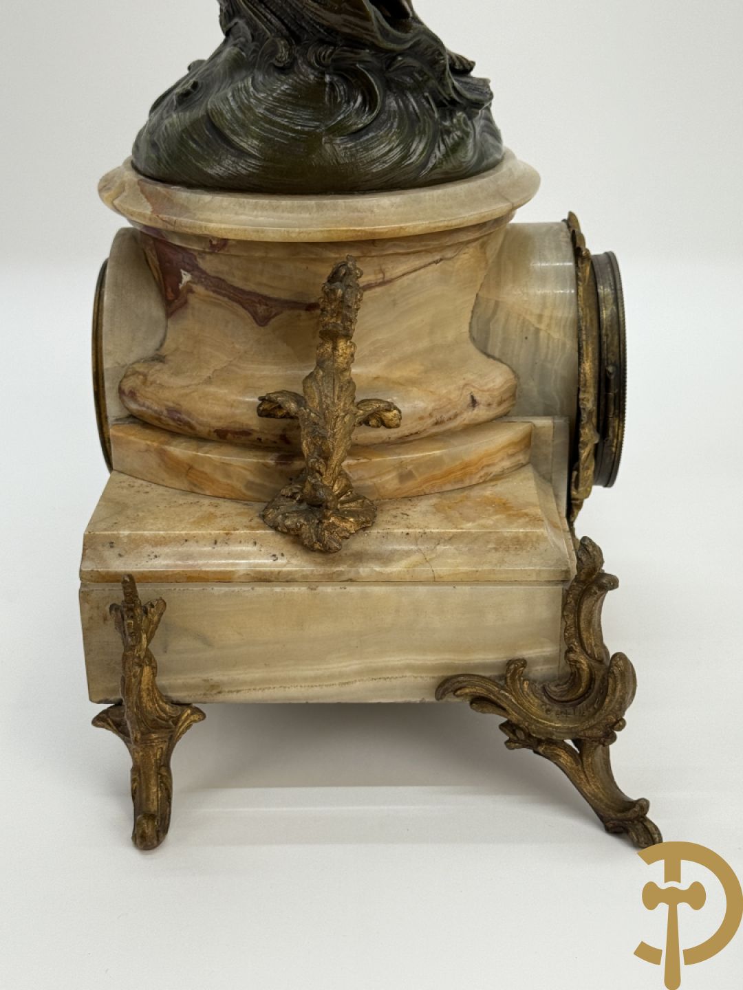 Driedelige zamak garnituur bestaande uit pendule met cupido en dame geflankeerd door paar vijfarmige kandelaars, Bruchon getekend