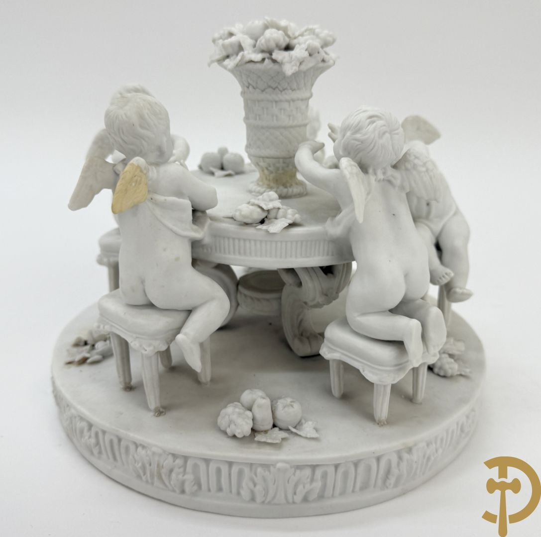 Vijf witte biscuits met cupido