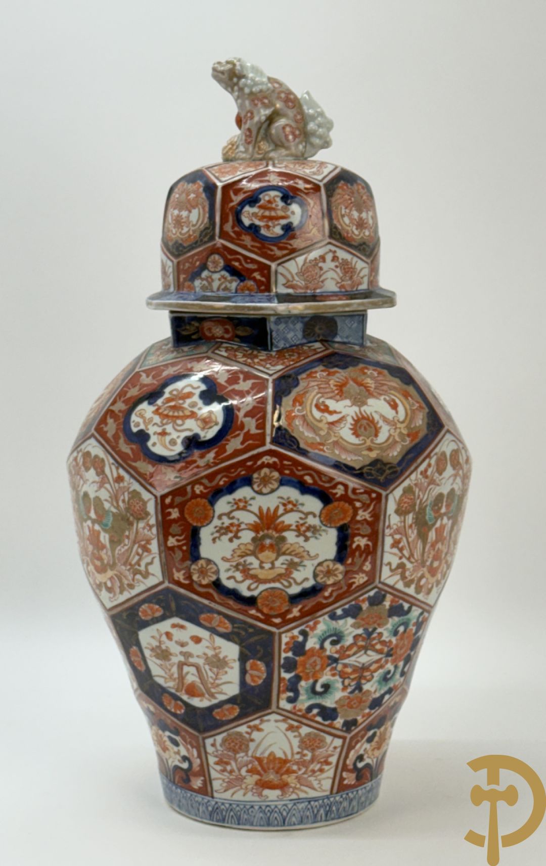 Japanse Imari vaas met fo-hond bezet, 19e