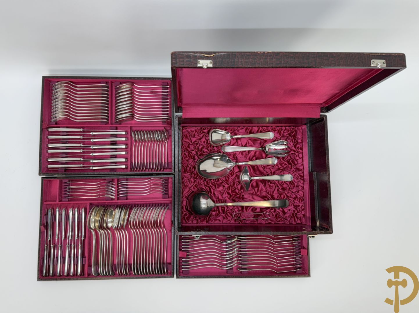 Massief zilveren bestek in koffer, gemerkt AWS 800, bestaande uit 12 vorken, 12 lepels, 12 messen, 12 dessertvorken, 12 dessertlepels, 12 dessertmessen, 12 koffielepels en 12 taartvorkjes + 12 verzilverde  visvorken en vismessen gemerkt Wello + verzilverde soepscheplepel gemerkt Wellner 90