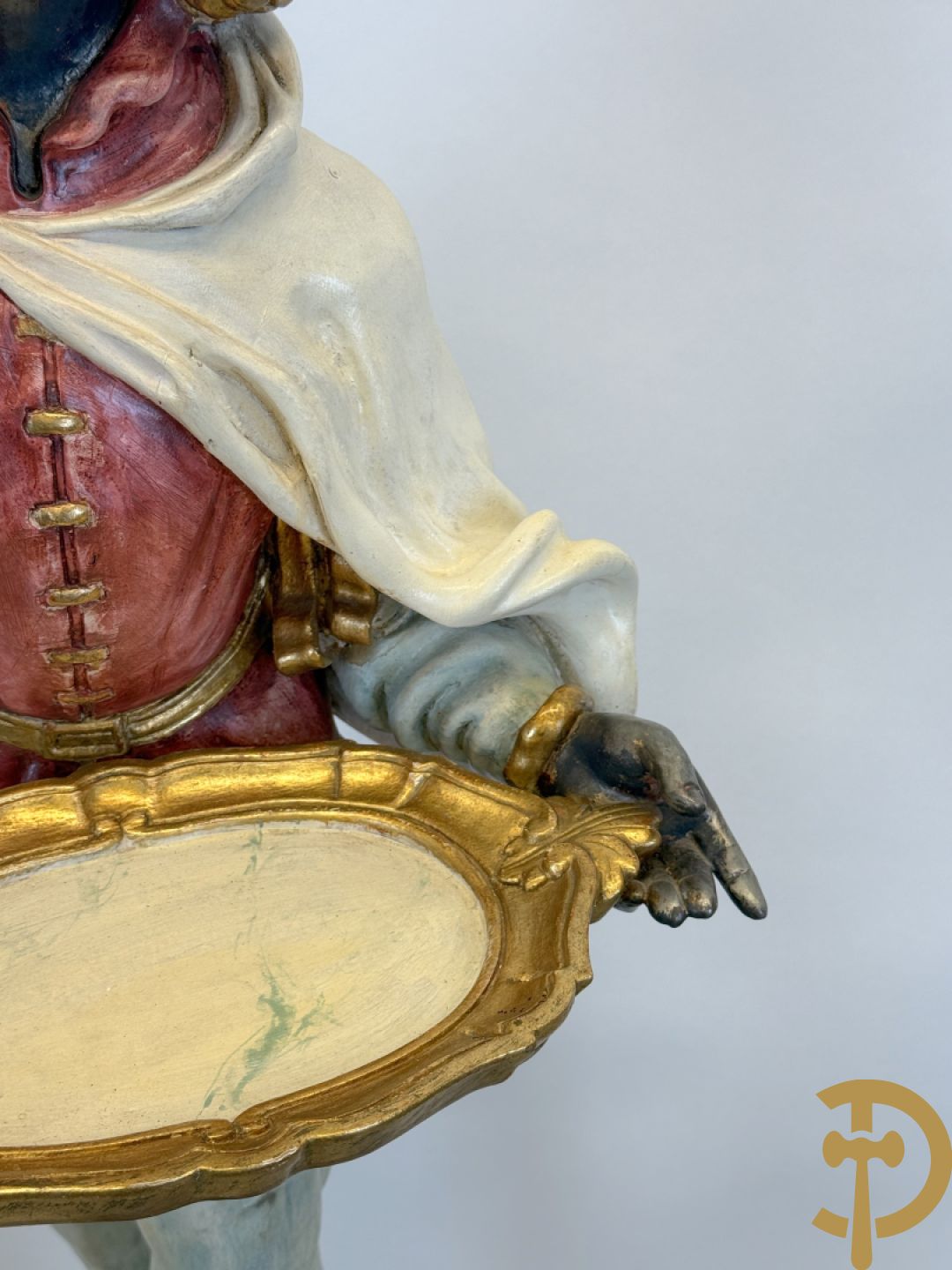 Gepolychromeerde staande moor in Victoriaanse kledij, met opdienschaal, op sokkel - Italiaans