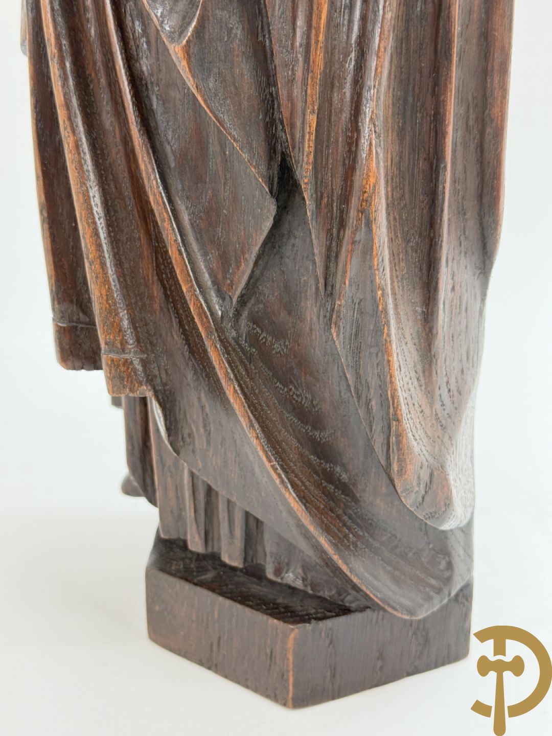 Houtgesculpteerd beeld van dame Pleurans