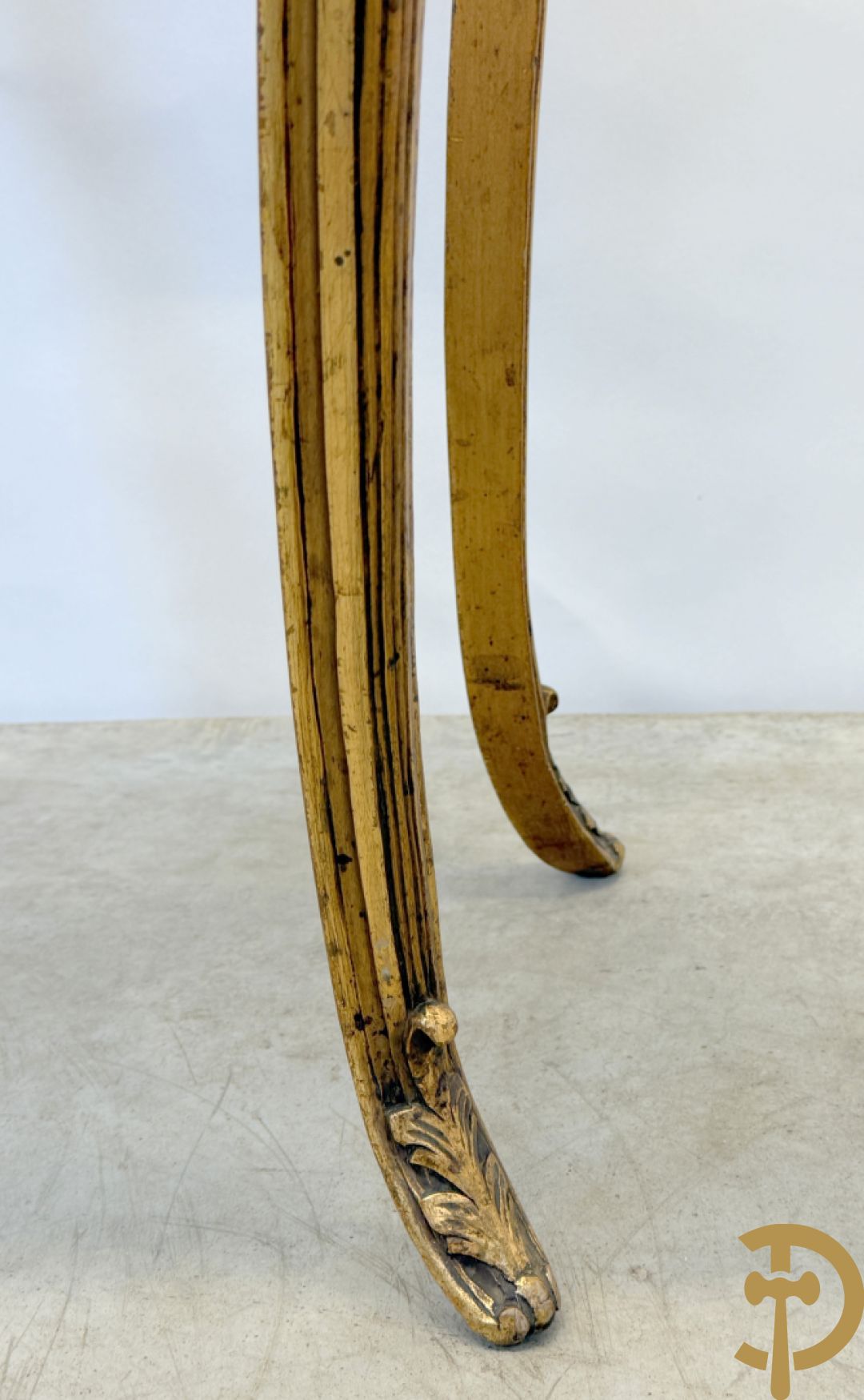 Vergulde bijzettafel met wit marmeren blad op voluutvormige poten, Louis XV stijl