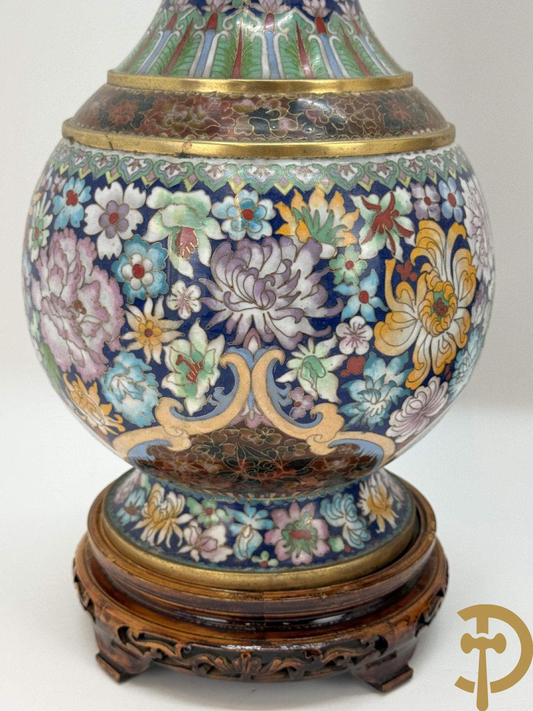 Paar cloisoné vazen met kleurrijk bloemendecor op houten sokkel