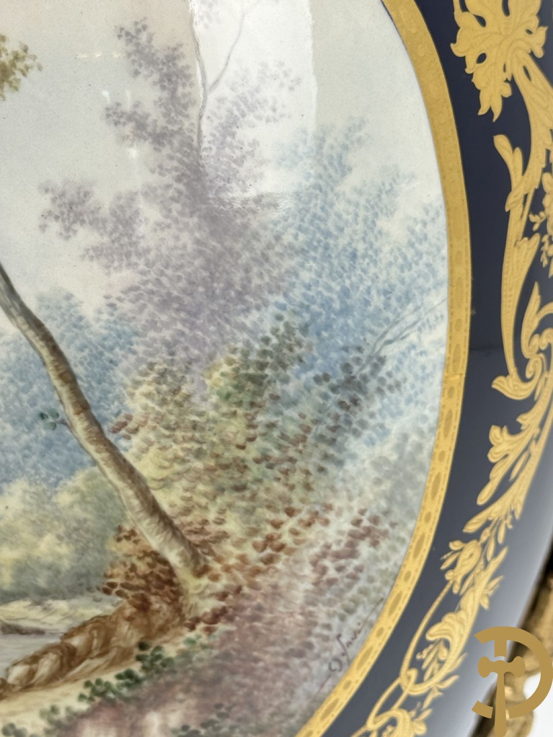 Vuurvergulde bronzen amfoorvaas met basrelief van dame en bezet met cupido