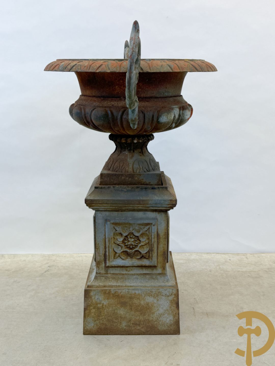 Gietijzeren amfoor met 2 oren op sokkel