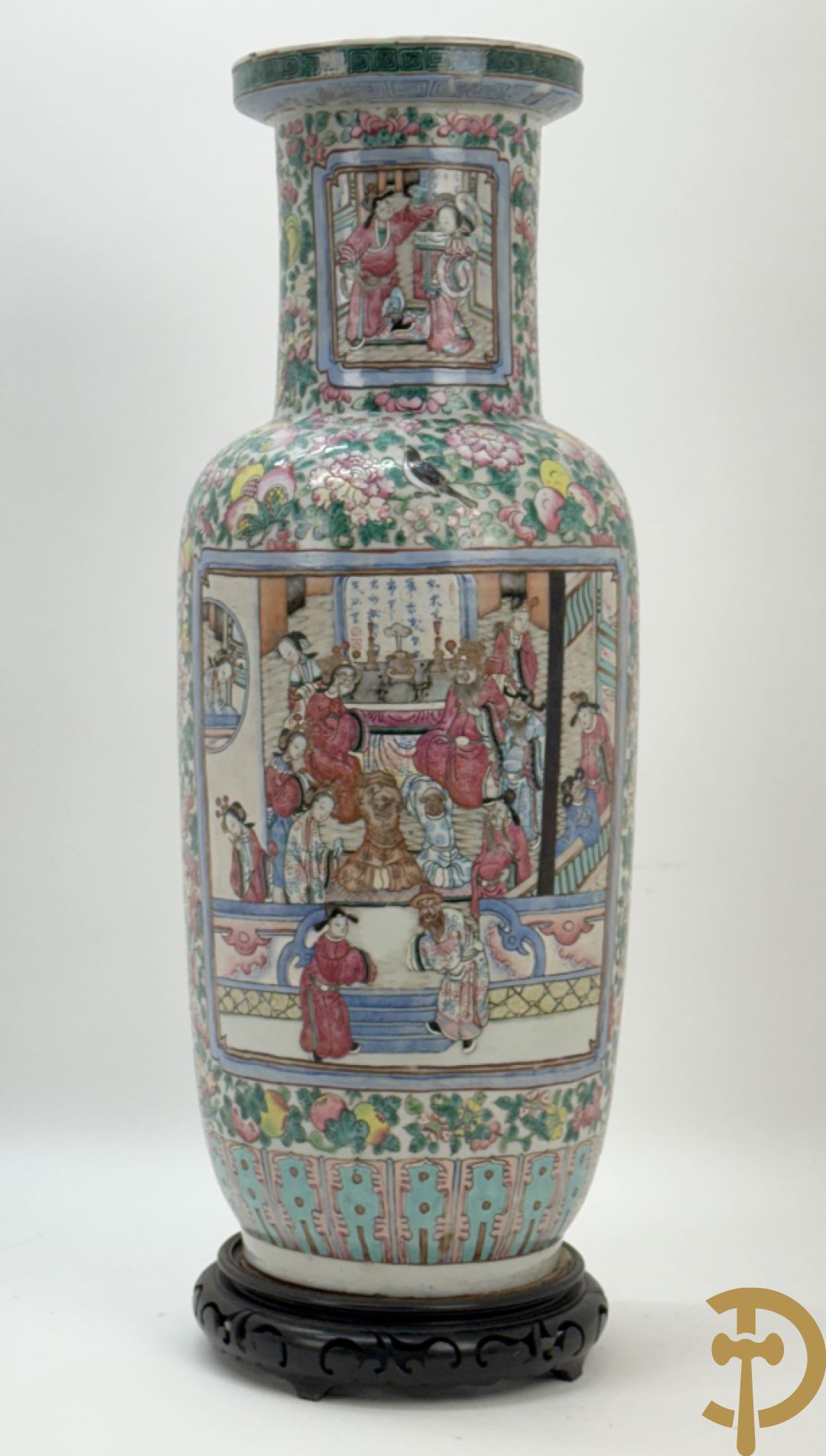 Chinese porseleinen vaas met geanimeerd decor en fond van bloemen, Kanton 19e