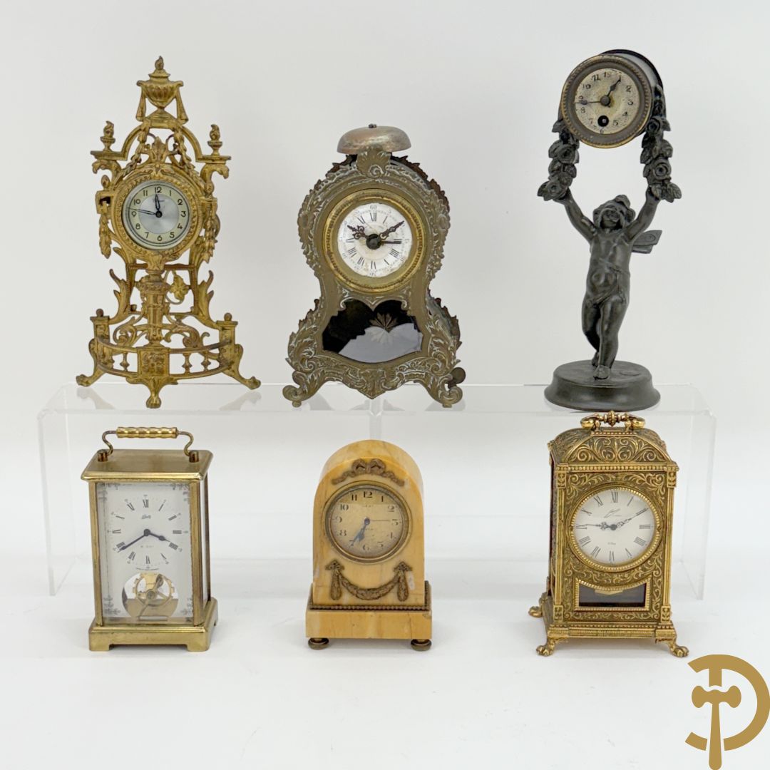 Zes miniatuurklokjes w.o. cupido houdende een pendule, marmeren kapelklokje, 2 reiswekkers, Napoleon III pendule in koper en zamak klokje