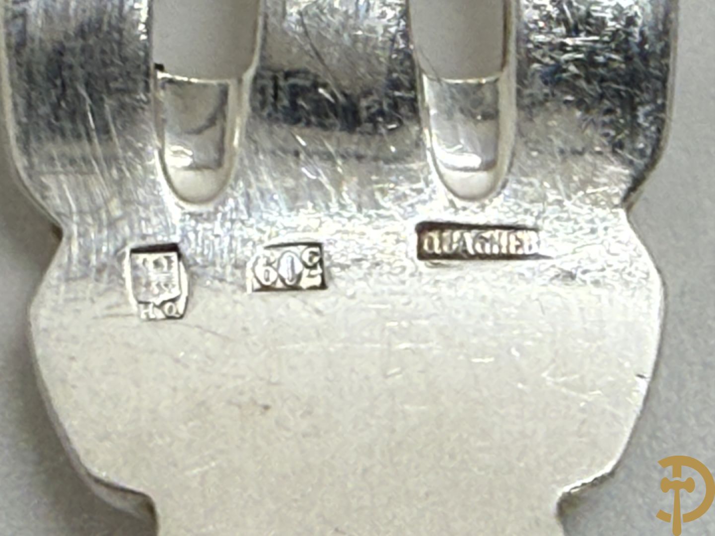 Verzilverd bestek bestaande uit 12 messen, 12 dessertlepels, 12 dessertvorken, 12 taartvorkjes, 12 dessertmessen en 12 visvorken, gemerkt Quaghebeur (Kuurne) dit alles in een in Christofle bestekkoffer ondergebracht