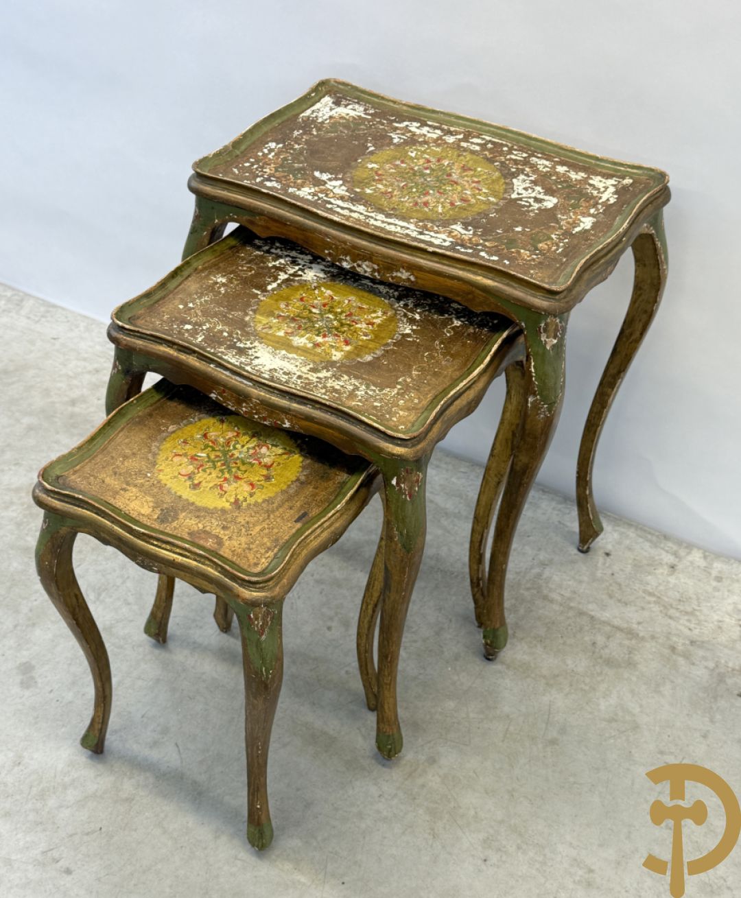 2 sets van drie vergulde Italiaanse inschuifbare bijzettafels