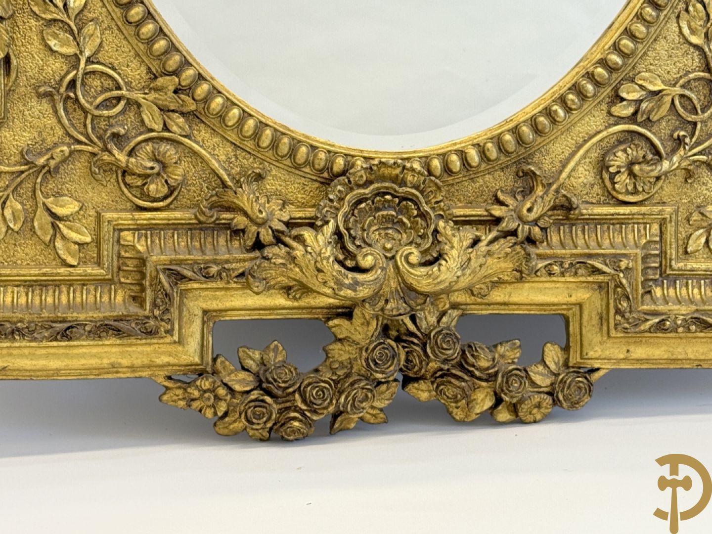 Vergulde lijst met bloemenguirlandes en accanthusranken, binnenin met ovale geslepen spiegel