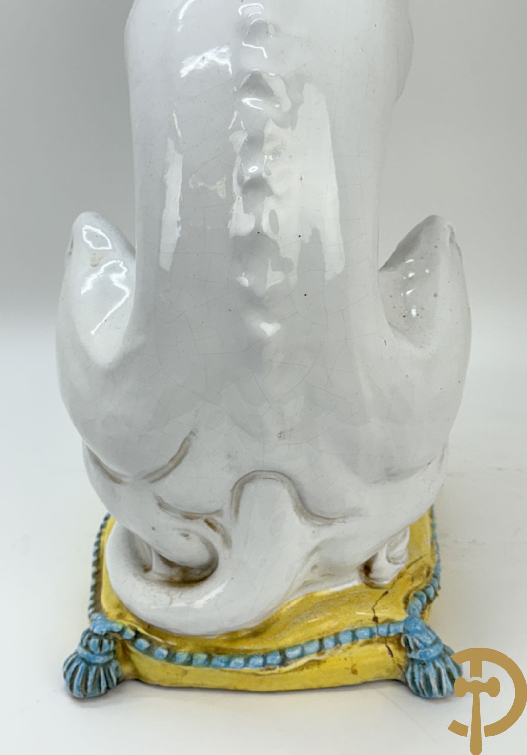 Italiaanse keramieken neergezeten witte windhond op kussen