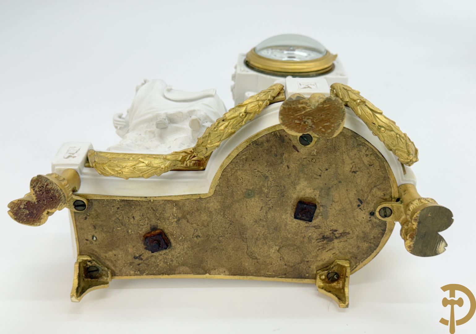 Driedelige porseleinen garnituur met bronsbeslag bestaande uit pendule met dame en amfoor geflankeerd door paar kandelaars bezet met personages