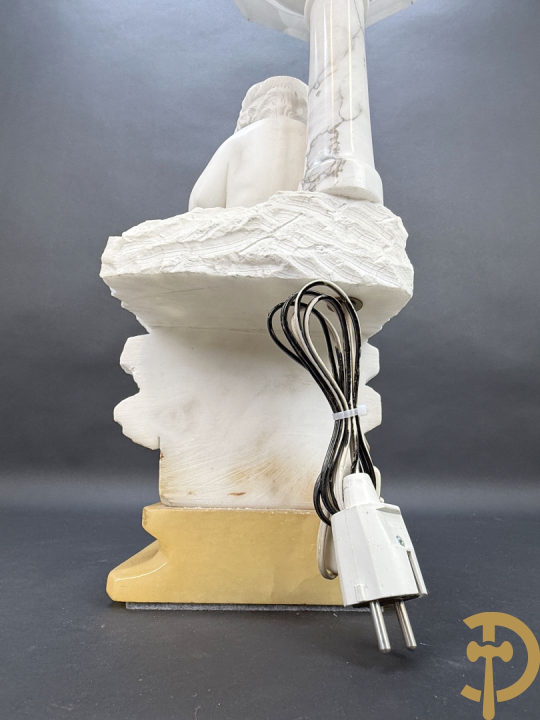 Albast beeld van jongen met boek en lamp