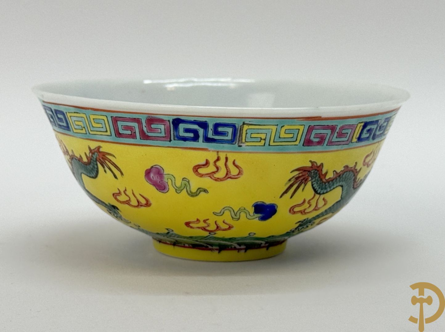 Chinees porseleinen kommetje met drakendecor op gele fond, onderaan gemerkt