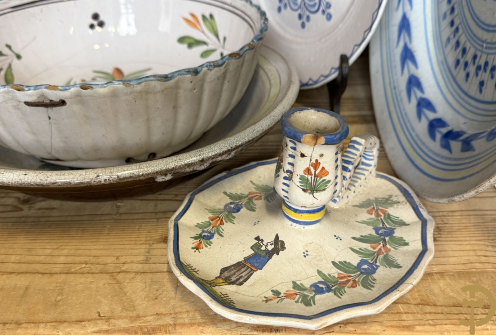 Franse meerkleurige keramieken borden met bloemendecor w.o. Strassbourg + delen van faience servies Grand Boucquet Boch