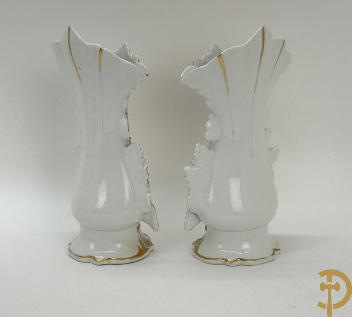 Paar Vieux Bruxelles cornetvazen met religieuse symboliek + grote tas op onderschaal + amfoorvaas