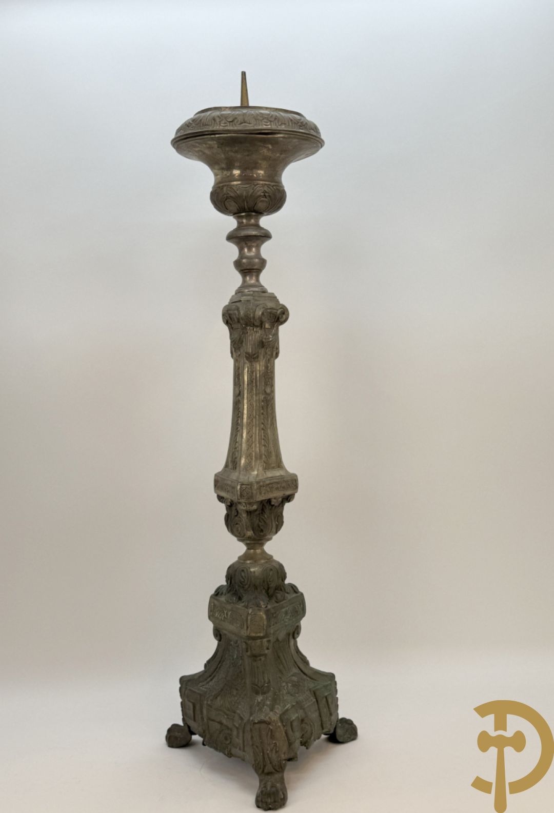 Religieuse kerkkandelaar met afbeeldingen aan de voet