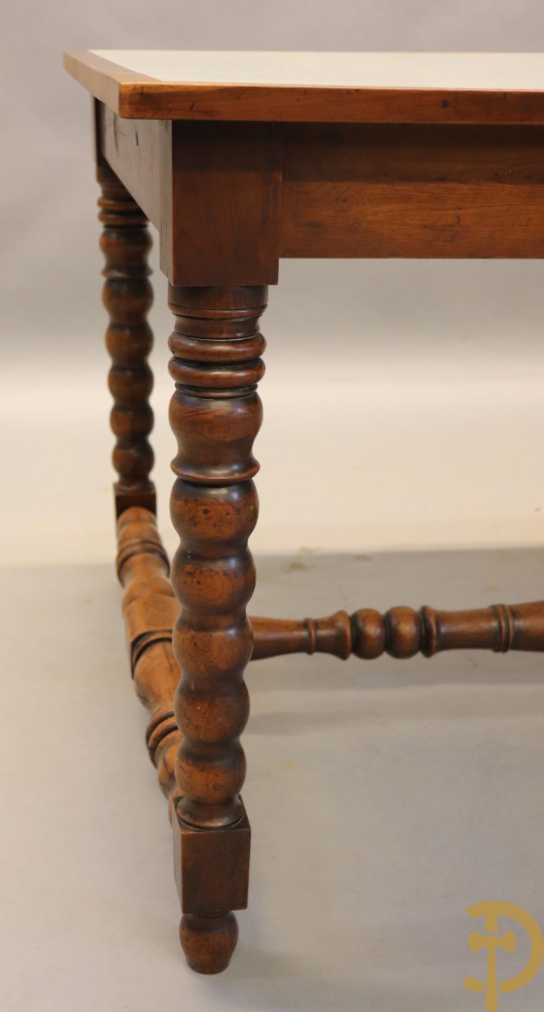 Landelijke tafel op ballusterpoten met vernieuwd blad in formica