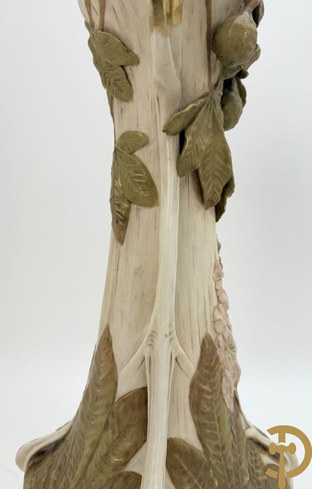 Paar Royal Dux vazen met bloemen bezet