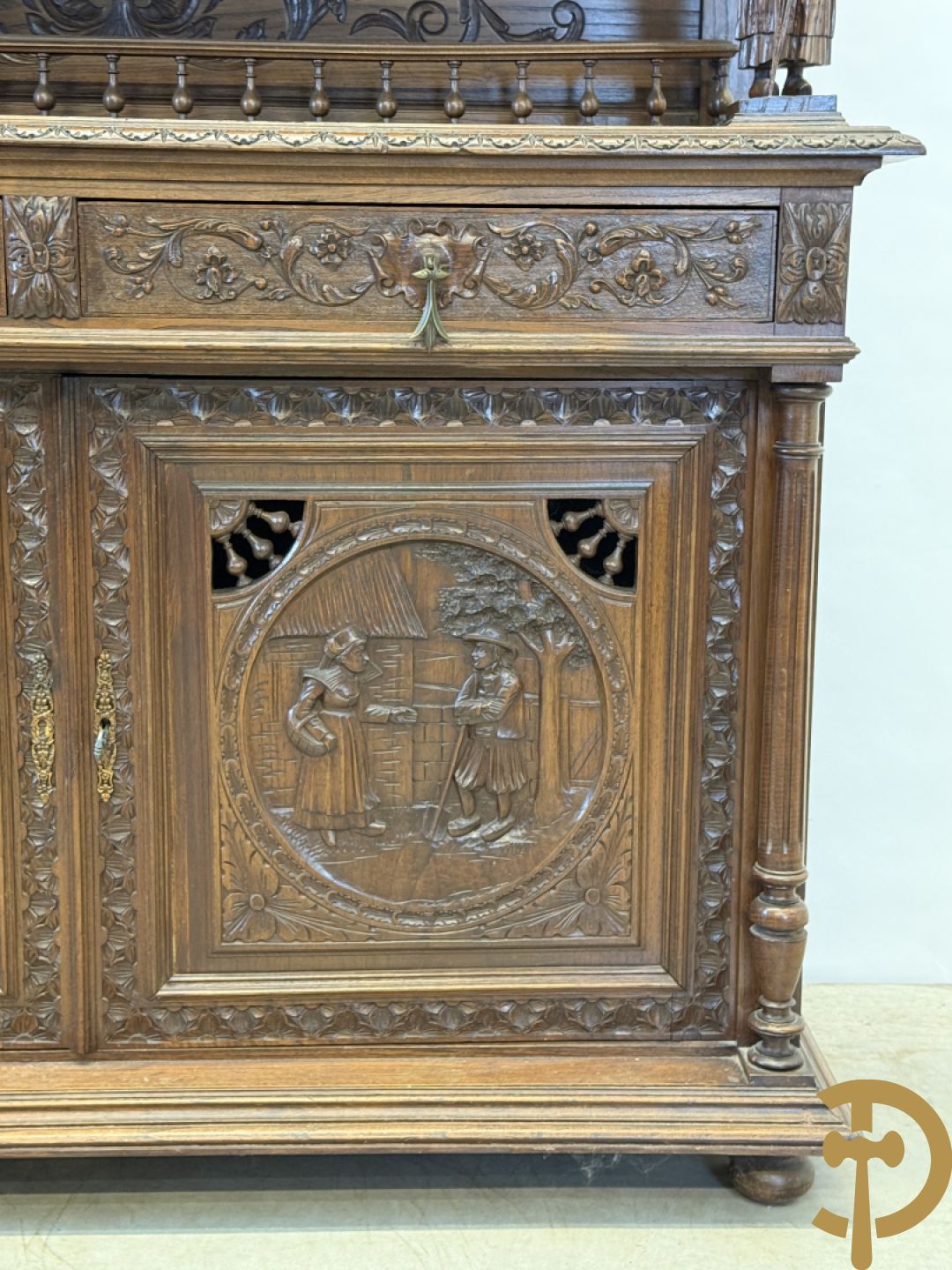 Massief eiken Bretoense eetkamer bestaande uit buffet met 3 deuren boven, 2 deuren onder, lades midden en gesculpteerde geanimeerde scènes + desserte + uittrekbare tafel + 6 stoelen + extra allonge