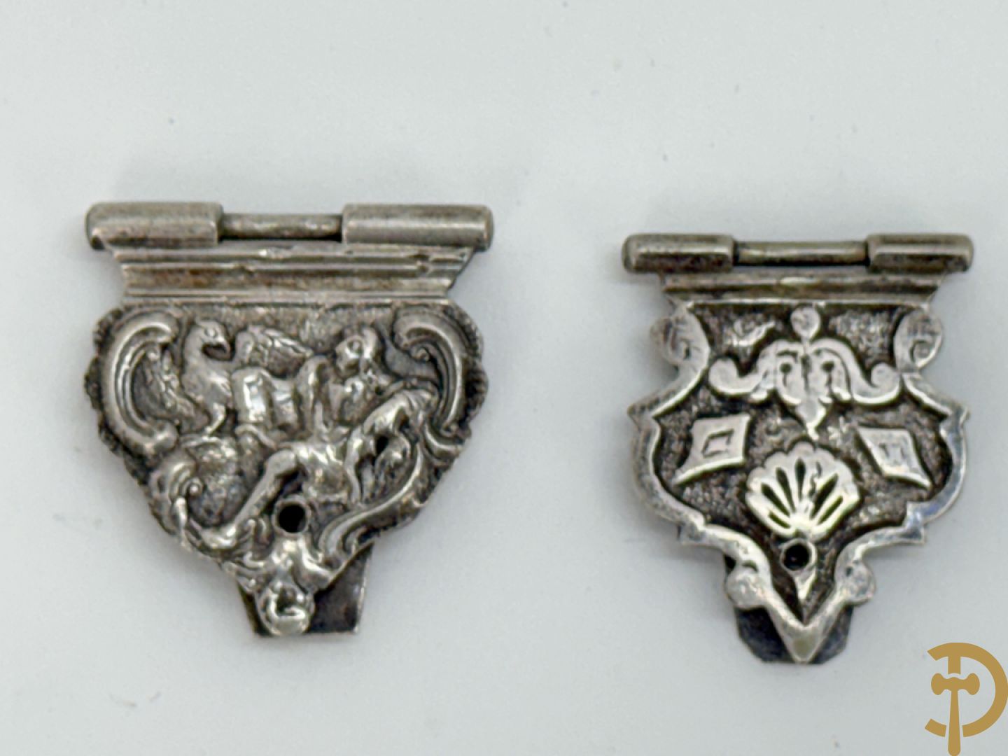 Massief zilveren collectenbus, 2 statieplakkettes, 2 slotjes van boek, wapenschild, penning