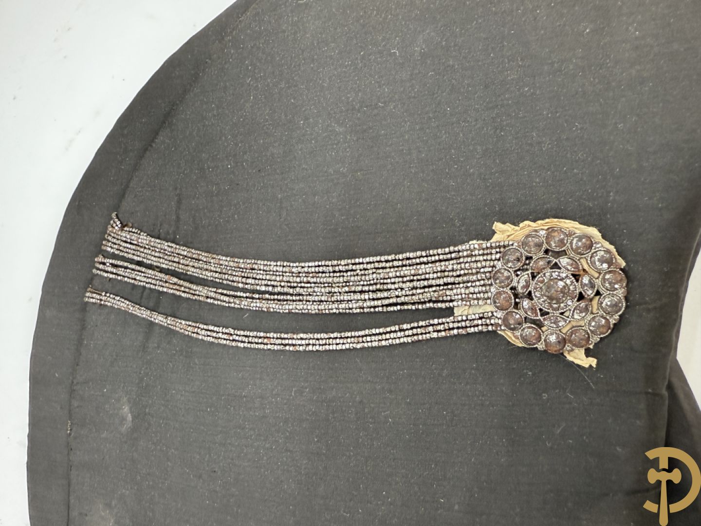 Oude Engelse plooibare steek voor hoed in doos