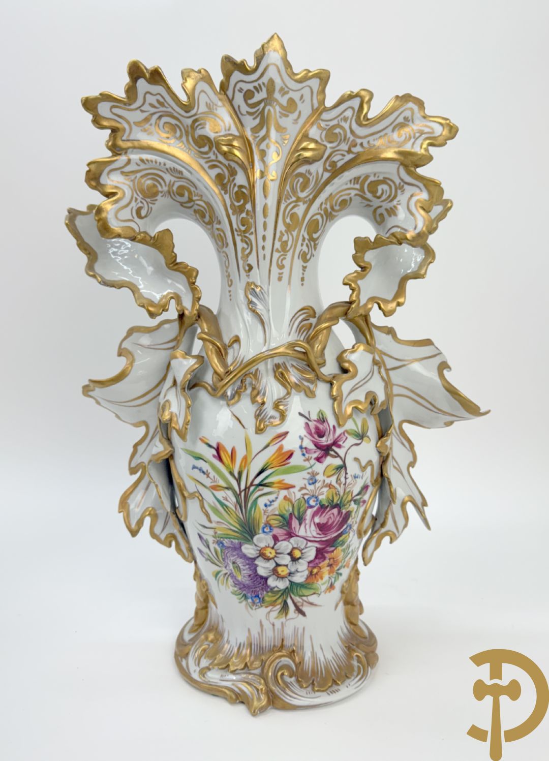Paar porseleinen cornetvazen met bloemendecor, deels verguld, gemerkt Capo di Monte