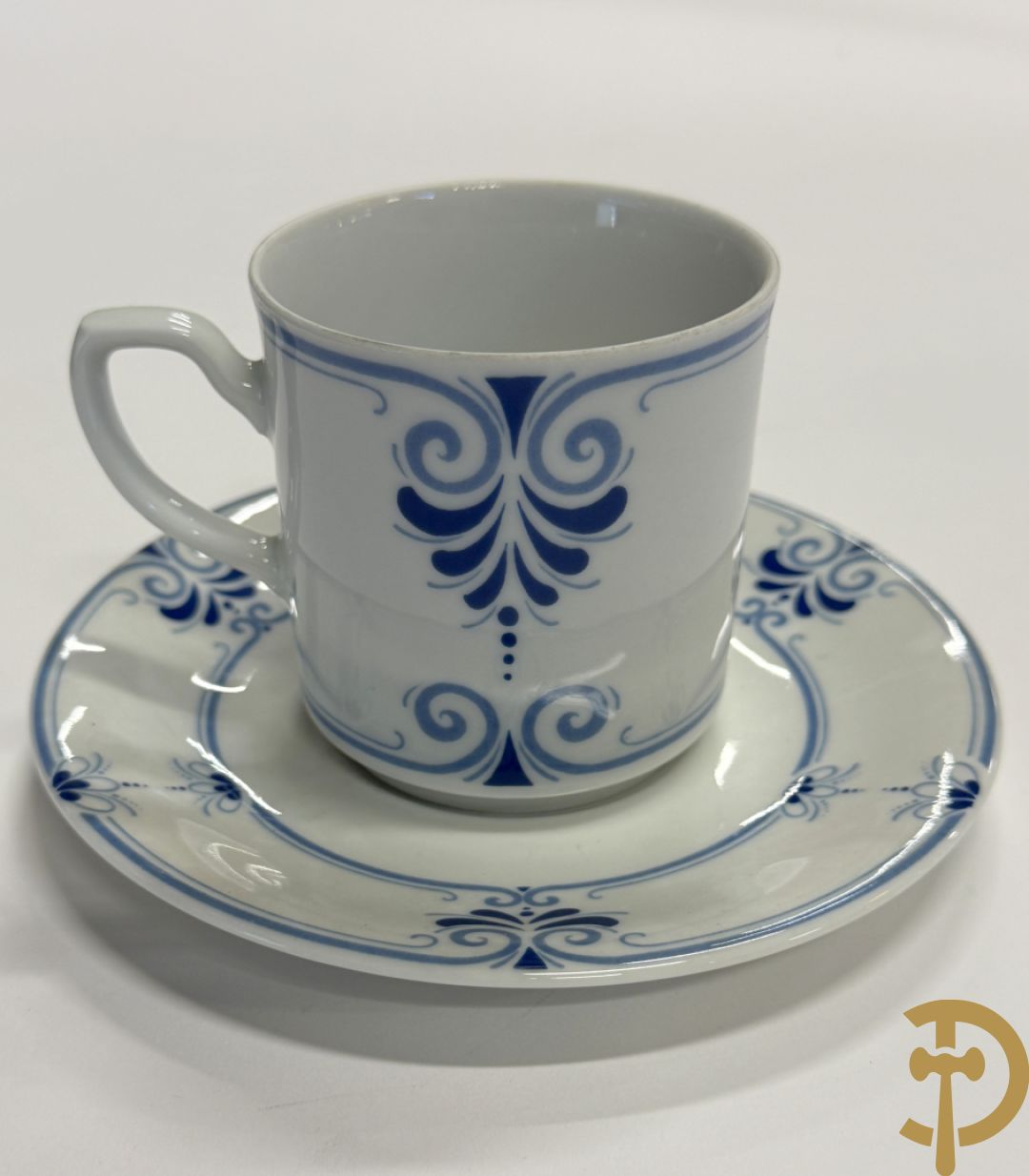 Porseleinen eet- en koffieservies, Winterling Kirchenlamitz Bavaria, met kobaltblauw decor + Porseleinen eet- en koffieservies met blauw bomendecor, Bavaria