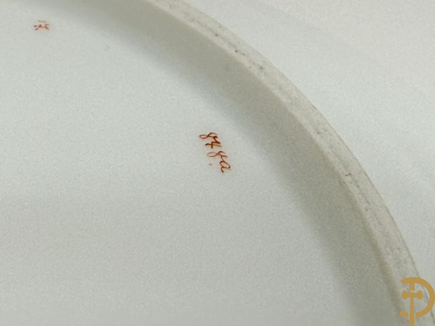 Wit porseleinen servies met vergulde rand en vergulde bloemenmotieven, Meissen, bestaande uit 8 platte borden (2 met schilfer aan rand), 7 diepe borden, 6 dessertborden, saladekom, sauskom en groentenschotel (1 handvat gelijmd)