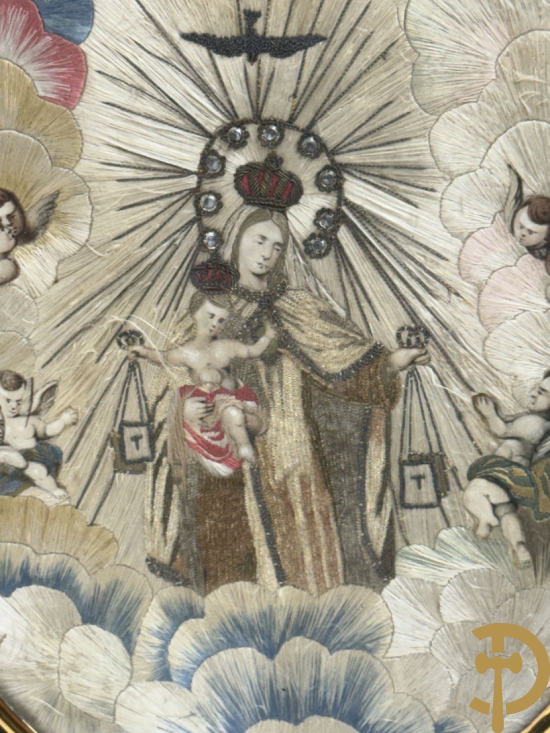 Voorstelling van Madonna met kind, deels verguld, deels geaquarelleerd - in ovale lijst + Voorstelling van Madonna met kind in textielwerk in ovale lijst + Madonna met kind in glazen kastje+ 2 kleine ovale medaillons in pijpaarde