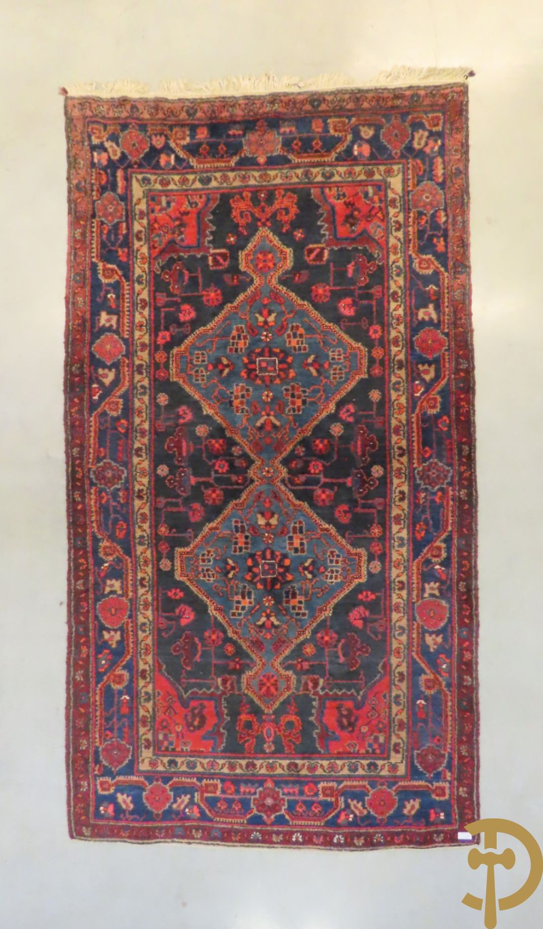 Oosterse handgeknoopt tapijt met geometrische motieven op blauwe fond Malayer + Oosters handgeknoopt tapijt met bloemenpatronen rode fond Kashkay