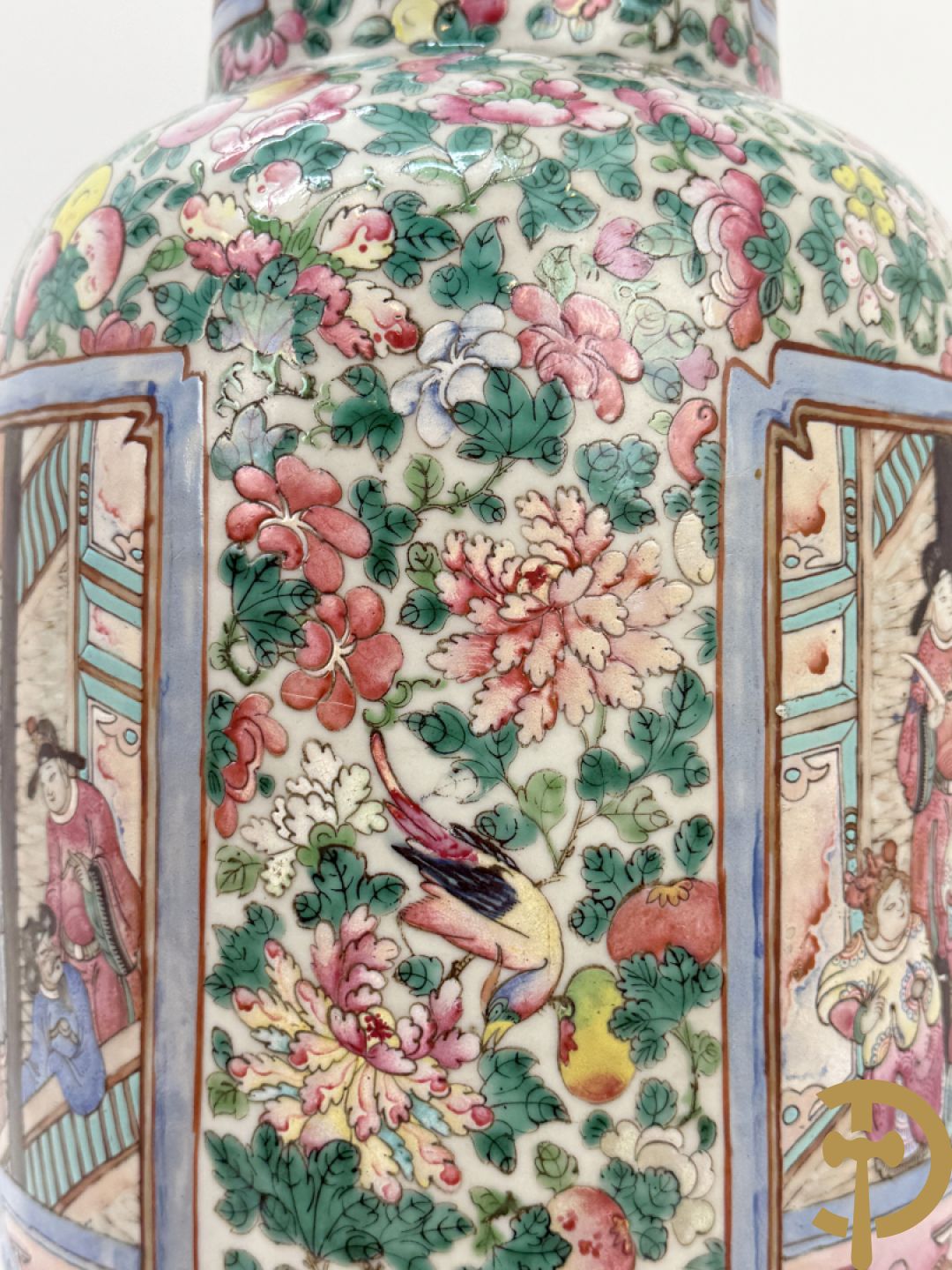 Chinese porseleinen vaas met geanimeerd decor en fond van bloemen, Kanton 19e