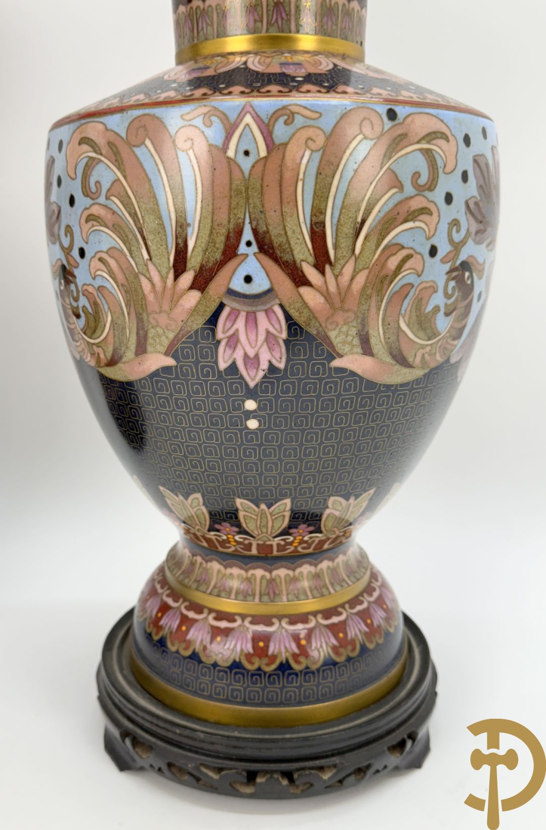 Paar ballustervormige cloisonévazen met decor van vogels en bloemen - op houten sokkel + paar kleine cloisonévazen met vogel en bloemendecor - op houten sokkel