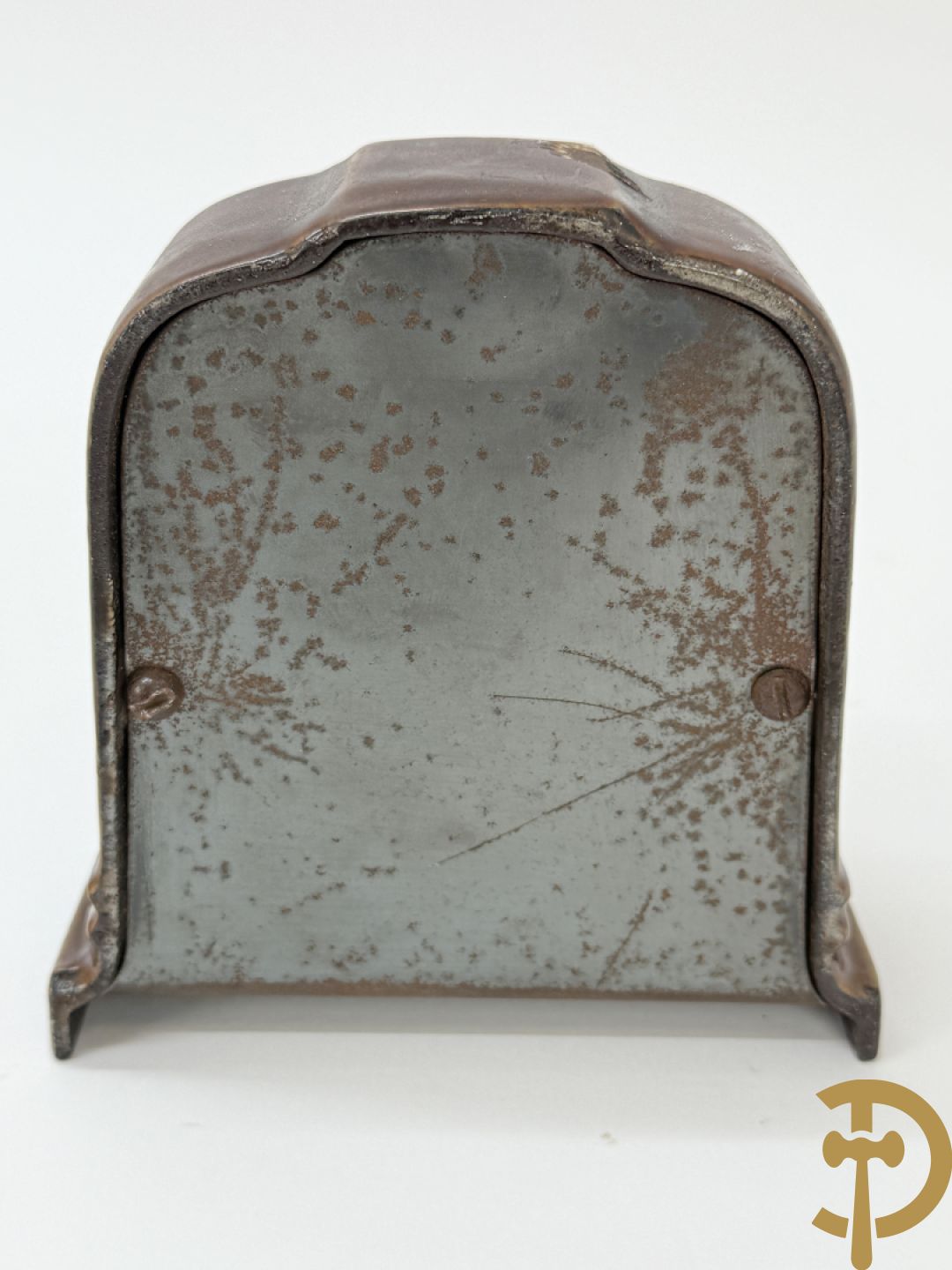 Gietijzeren Engelse hond + spaarpotten van gietijzeren varken, gipsen hond en gietijzeren kachel + verzamelobjecten Sphinx en Selles + koperen waterkraan