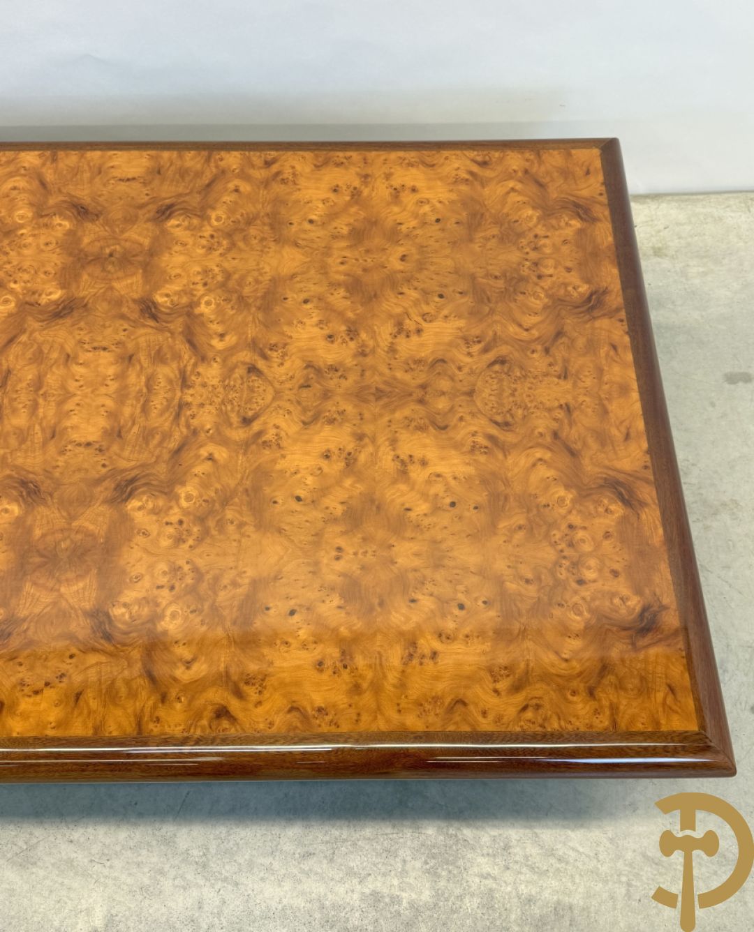 Wortelnotehouten salontafel met notelaren boord, gemerkt Mahay J.C.