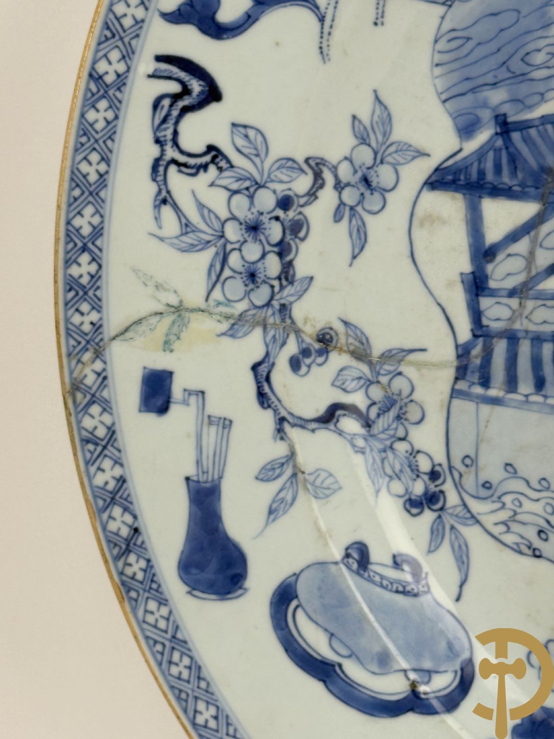 Chinese porseleinen schotel met planten- en vazenmotieven, 19e