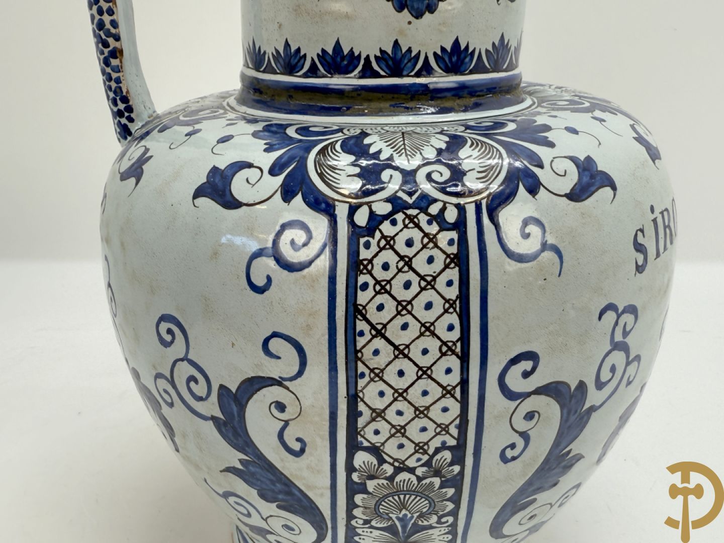 Schenkkan in Delftse faience, Sirop de rubarbe