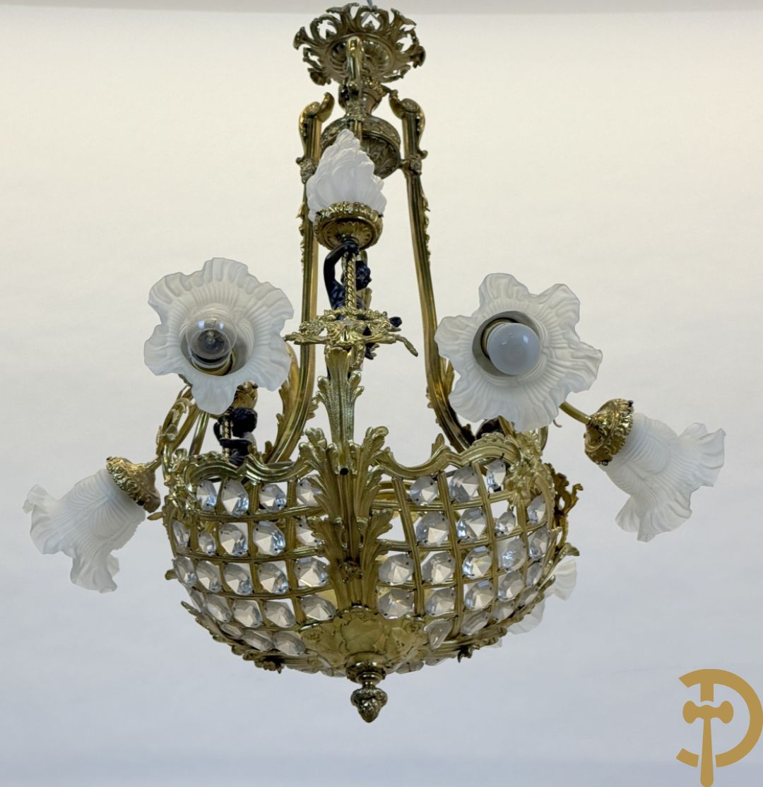 Vuurvergulde bronzen Franse luchter met zes lichtpunten en bezet met diamantvormige kristallen