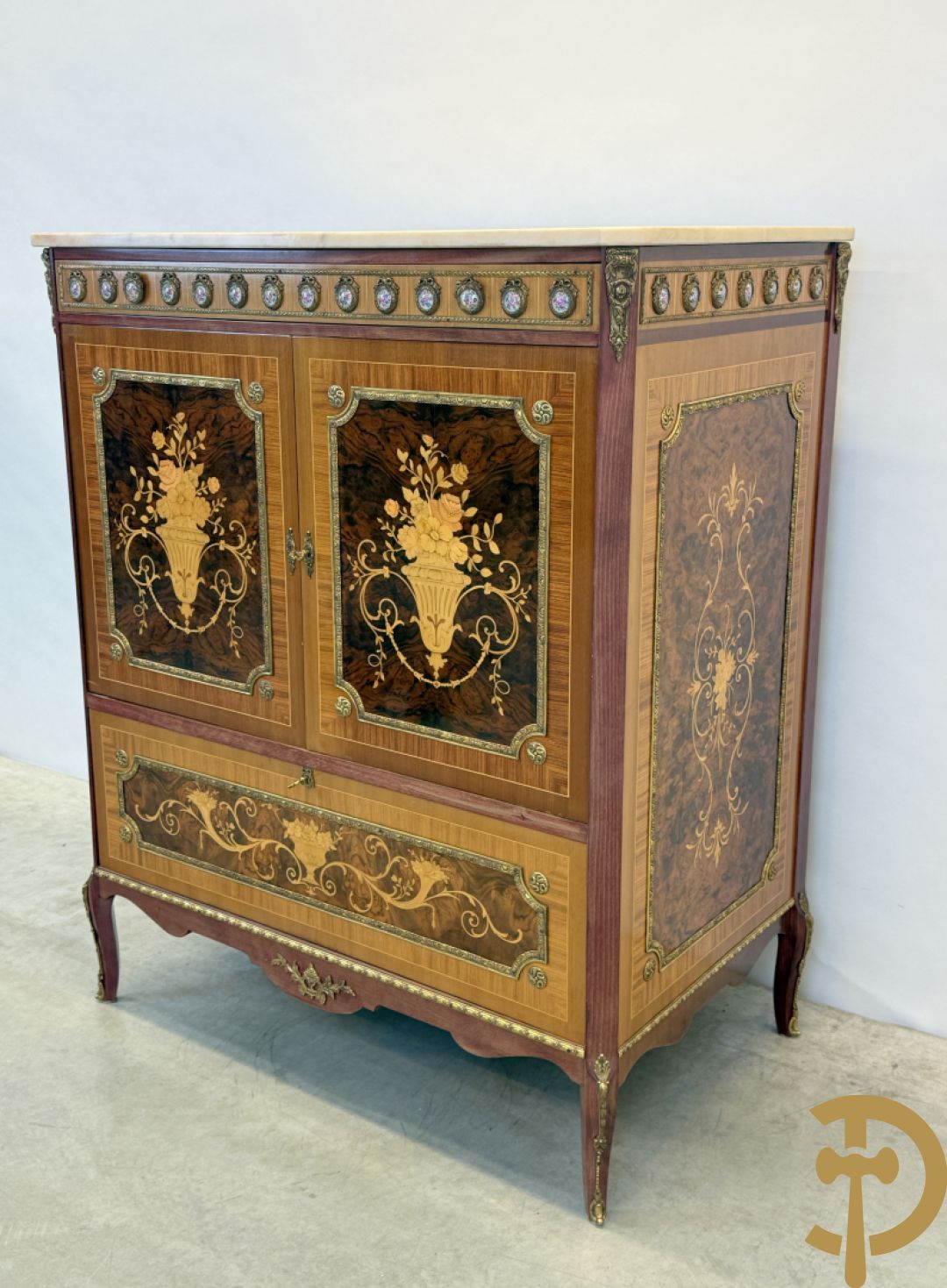 Notelaren TV/barmeubel bezet met bloemenmarquetterie en bronzen ornamenten met porseleinen plakkettes