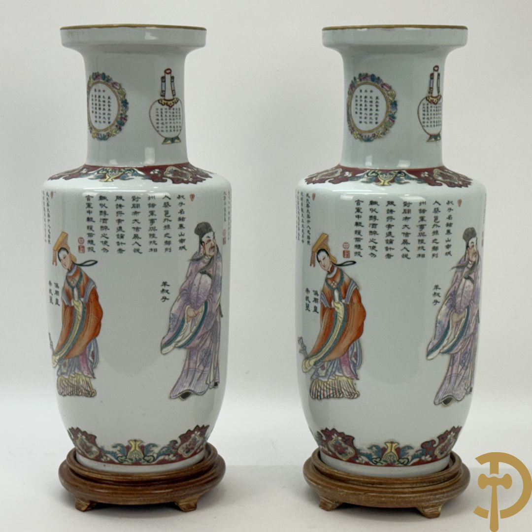 Paar porseleinen Chinese vazen met decor van personages en Chinese tekens, handgekleurd