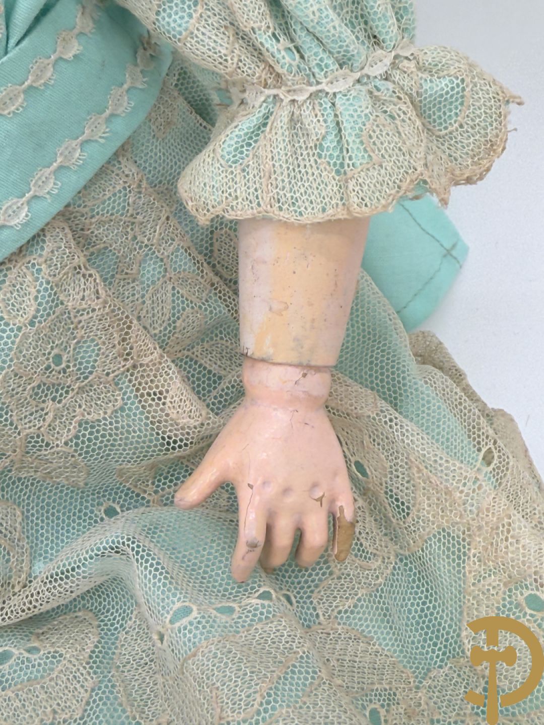 Oude pop met papier maché ledematen, gemerkt K R36/.728 + oude pop met papier maché ledematen en kantelbare oogjes + oude pop in papier maché, gemerkt Unis France 301 + oude pop in papier maché, onleesbaar gemerkt + hedendaagse pop met porseleinen ledematen + losse kleertjes