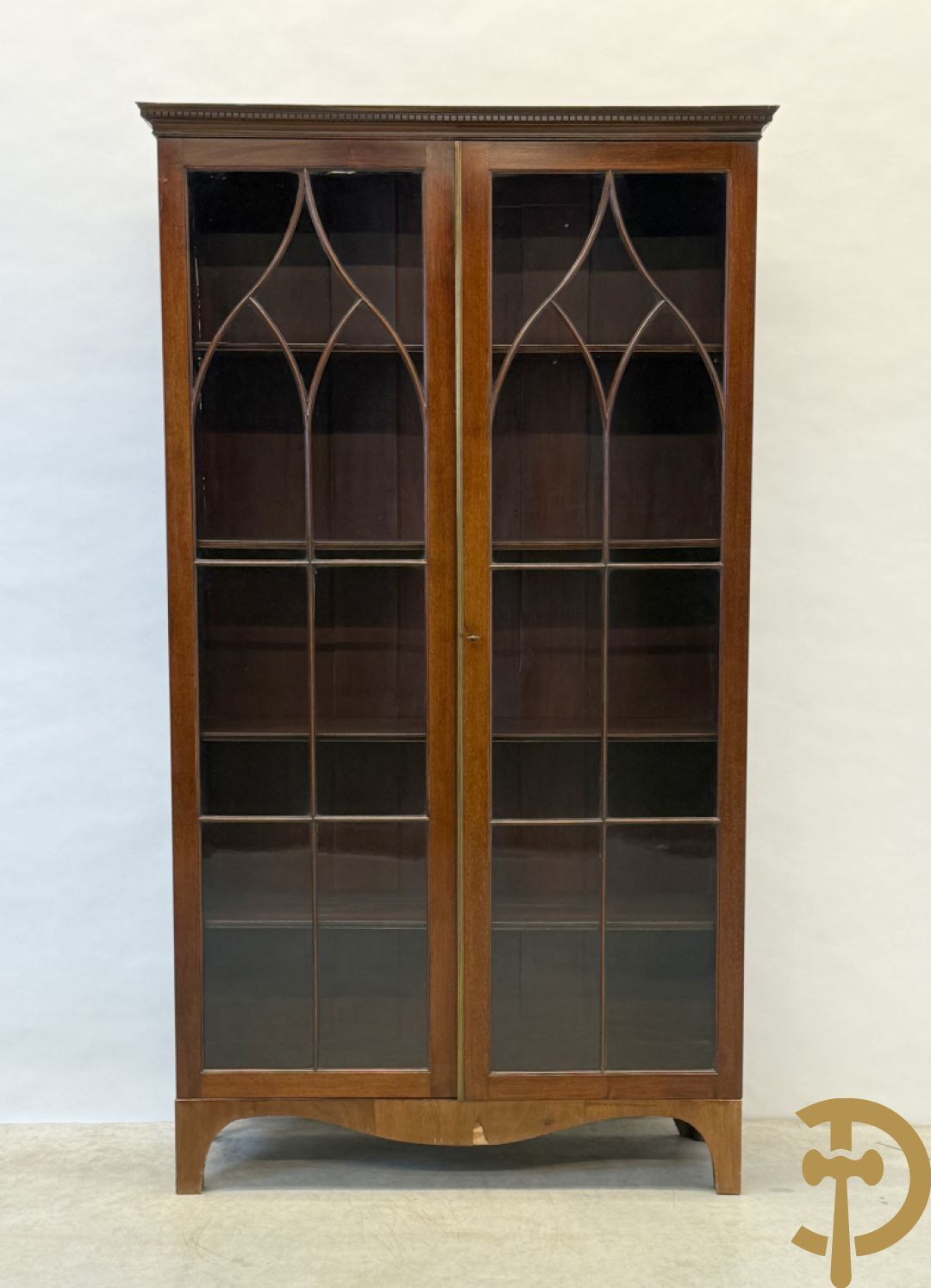 Paar Engelse mahoniehouten vitrines met legbanken