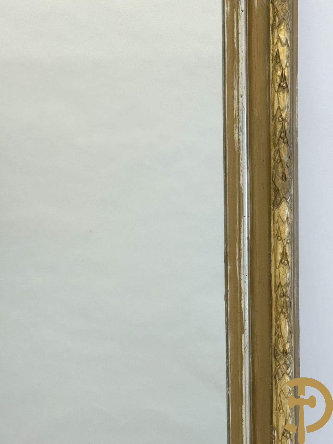 Grote vergulde hall spiegel bezet met troffee van cupido