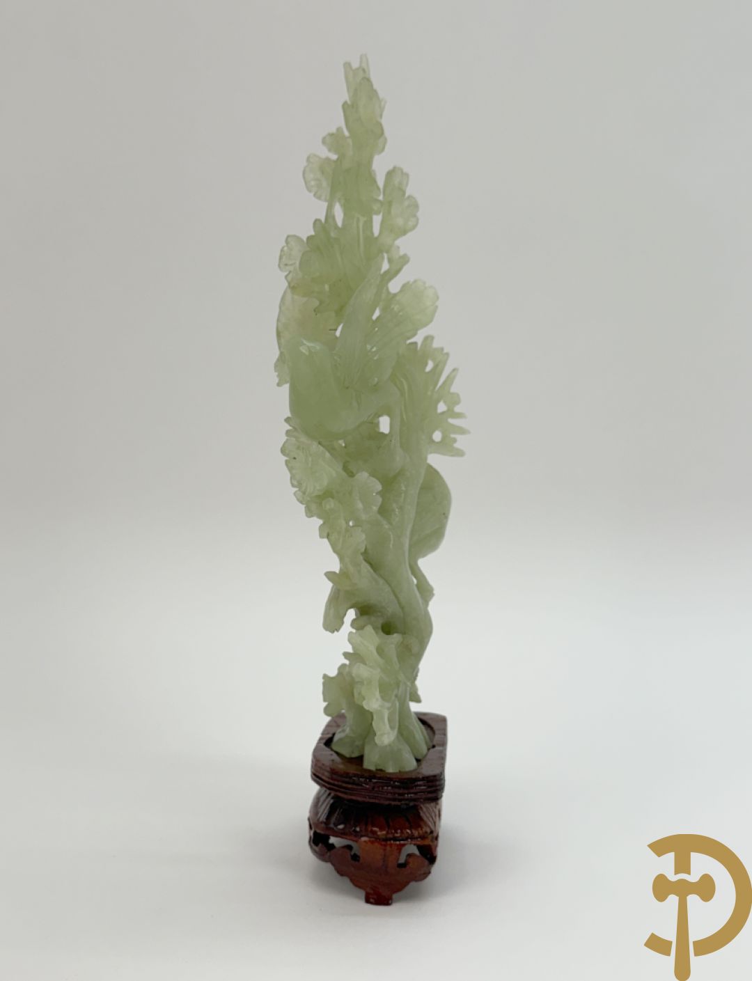 Drie jade sculpturen van vogels met bloemen op sokkel