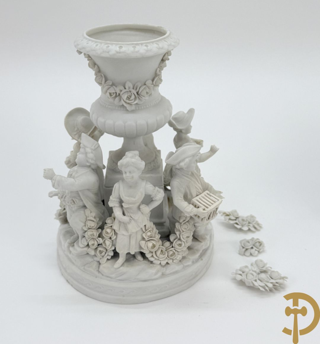 Vijf witte biscuits met cupido